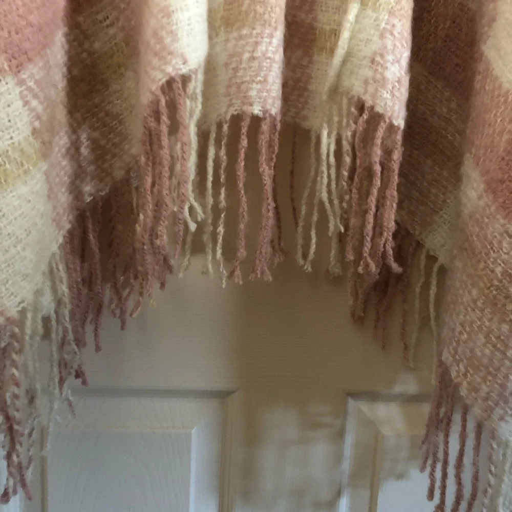 Lauren Conrad blanket shawl - Picture 4 of 6